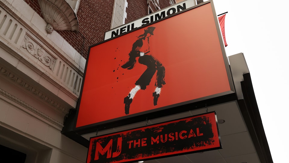 Affiche en rouge de la comédie musicale avec un dessin de Michael Jacskon.