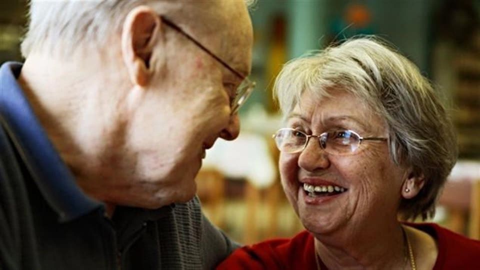 Un couple de personnes âgées