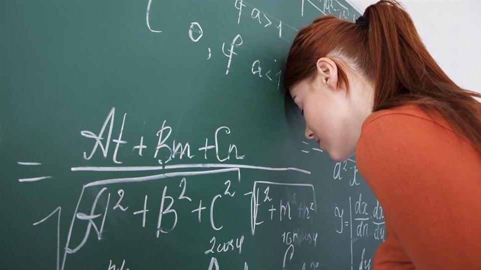 Une enseignante visiblement stressée