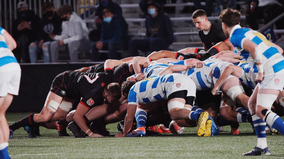 Des joueurs des Arrows lors d'une mêlée contre des joueurs des Warriors de l'Utah cette saison.