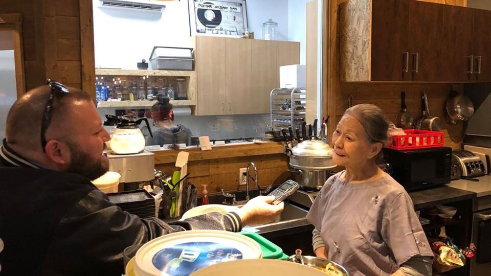 Mme Ly se fait interviewer dans une cuisine.