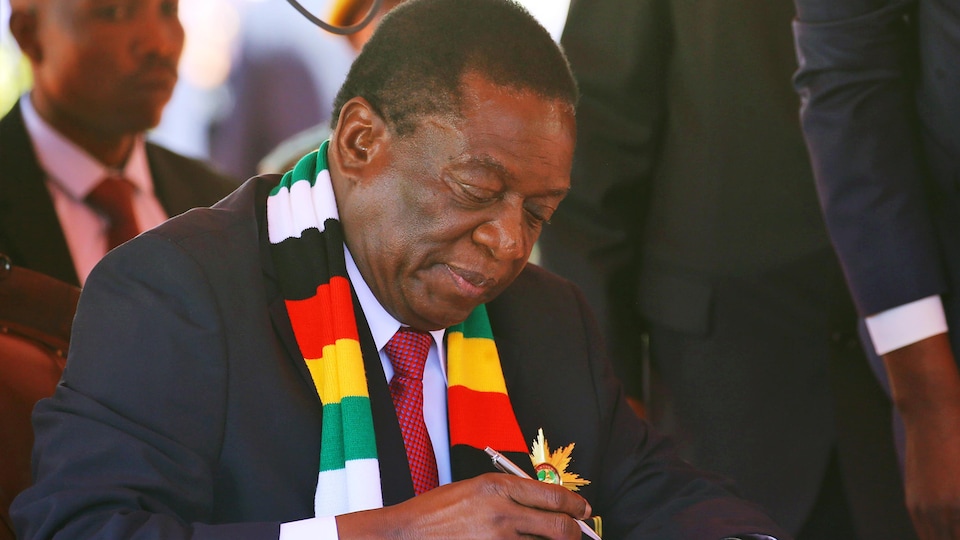Emmerson Mnangagwa durant son investiture officielle comme président du Zimbabwe le 26 août 2018.