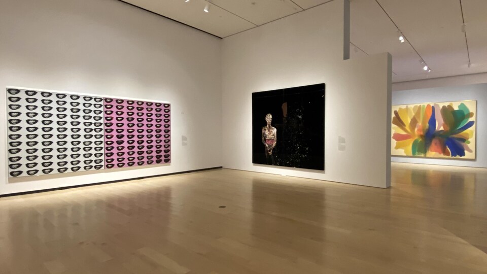 À gauche, le tableau de Warhol est une répétition des lèvres de Marilyn Monroe et son portrait est à droite. 