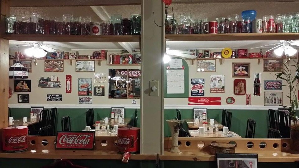 Une pièce pleine d'objets avec portant la marque commerciale Coca-Cola