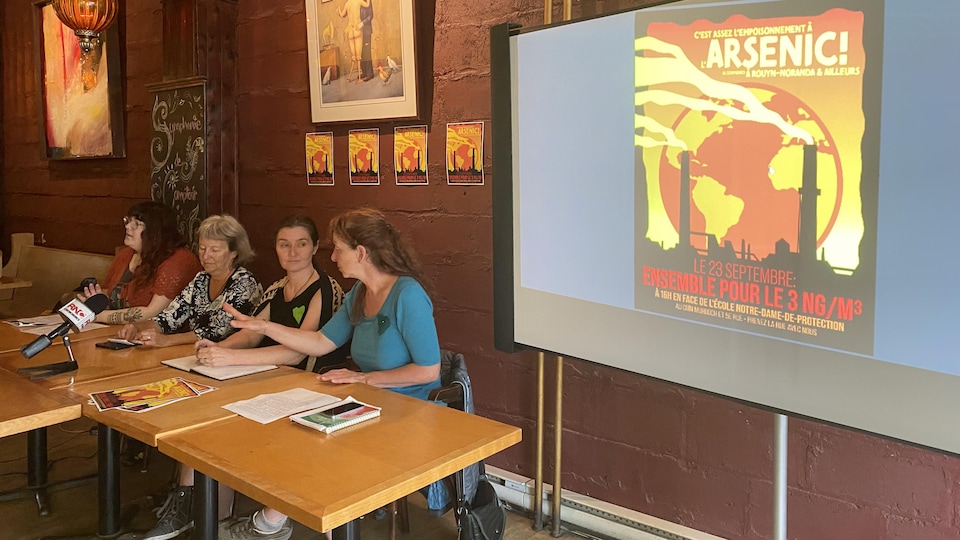 Quatre femmes assises derrière une table, en conférence de presse.