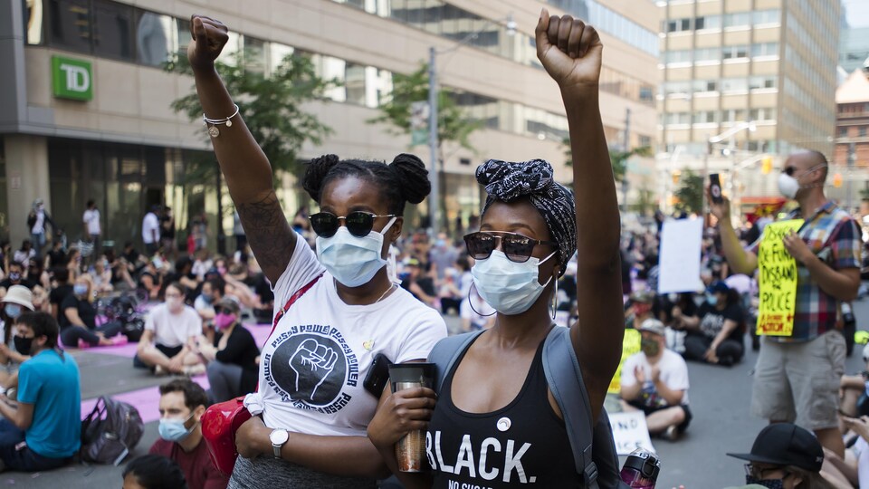 Des milliers de personnes manifestent lors d'une manifestation Black Lives Matter à Toronto le vendredi 19 juin 2020.