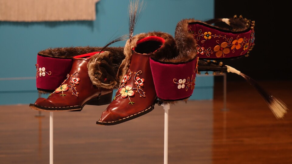 Une paire de mocassins de cuir avec perles artistiques.