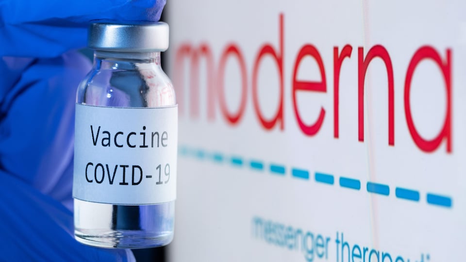 Un flacon portant l'inscription « Vaccin COVID-19 » à côté du logo de la société de biotechnologie Moderna.