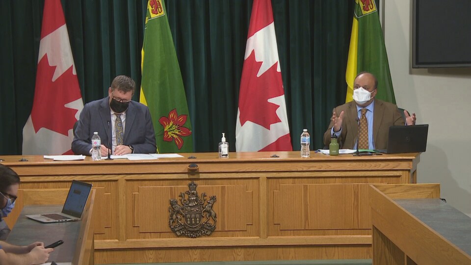 Deux hommes donnant un point de presse à Regina. (archives)