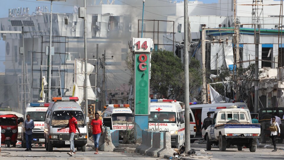 Plusieurs ambulances dans un quartier de Mogadiscio, en Somalie.