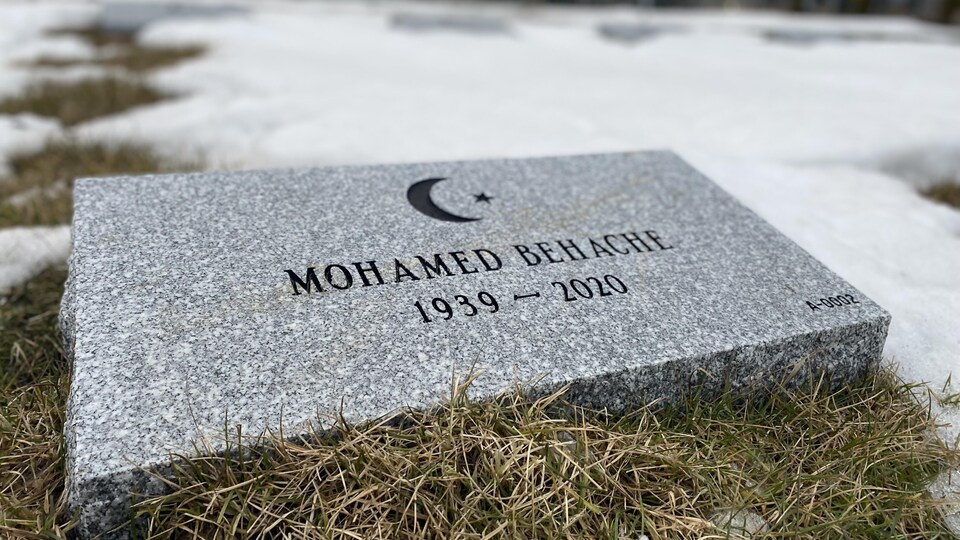 Pierre tombale dans le cimetière musulman.