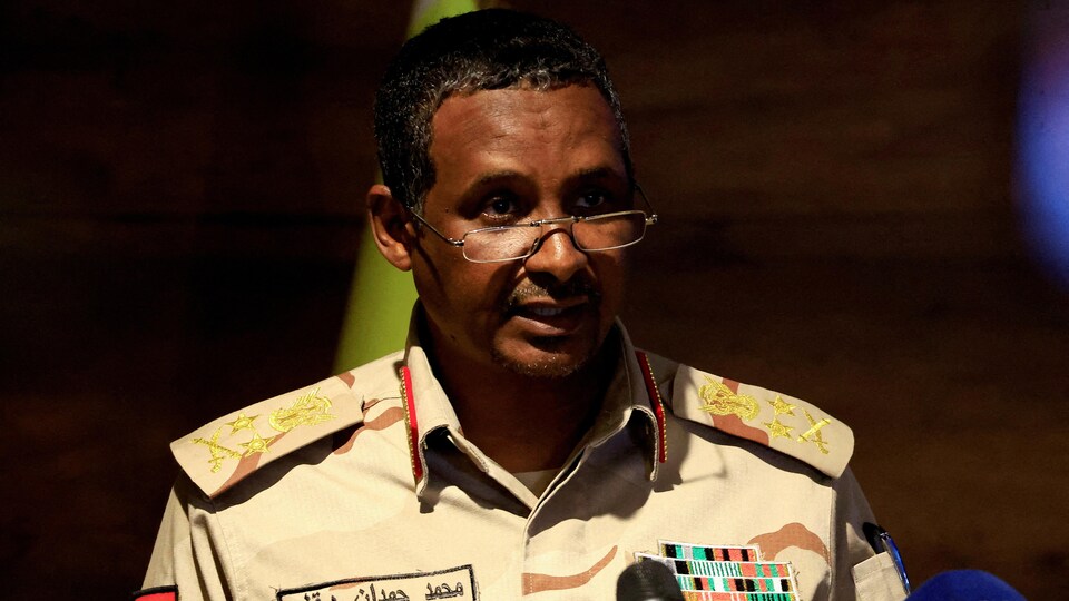 General Mohamed Hamdan Daglo in front of microphones.