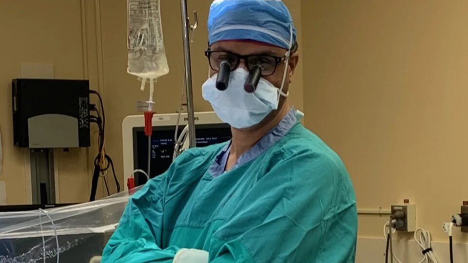 Le Dr Mohamed Othman en salle d'opération.