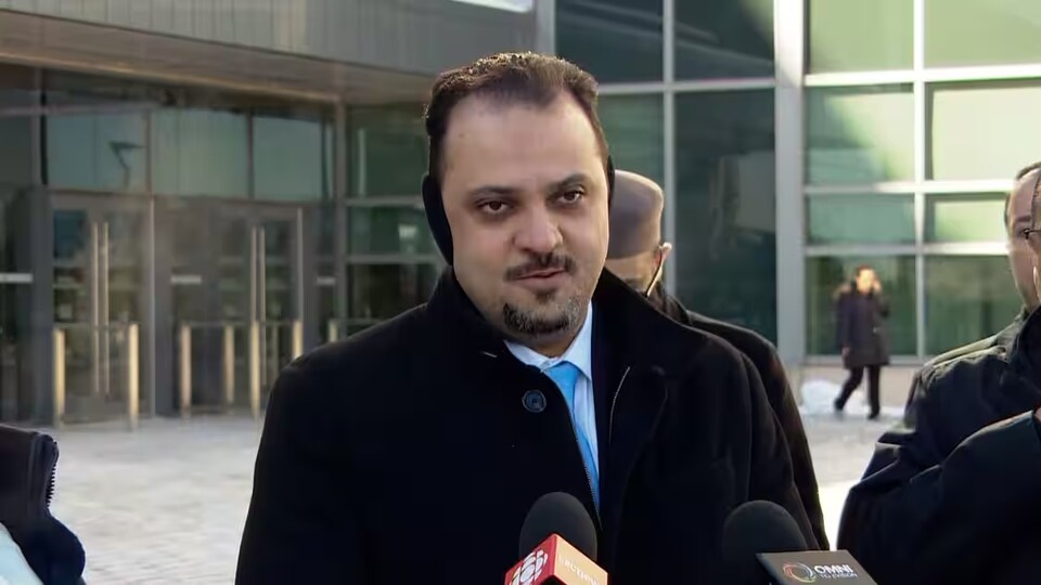 Mohammed Abu-Marzouk s'adresse aux journalistes à la sortie du palais de justice de Brampton.