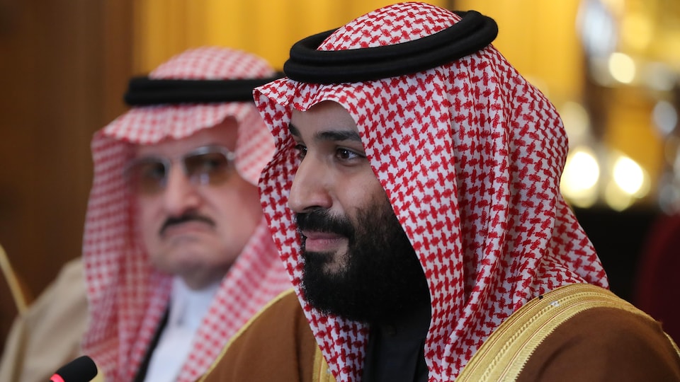 Le prince héritier saoudien Mohammed ben Salmane lors d'une réunion avec d'autres membres du gouvernement britannique et des ministres et délégués saoudiens au 10 Downing Street le 7 mars 2018 à Londres, en Angleterre.