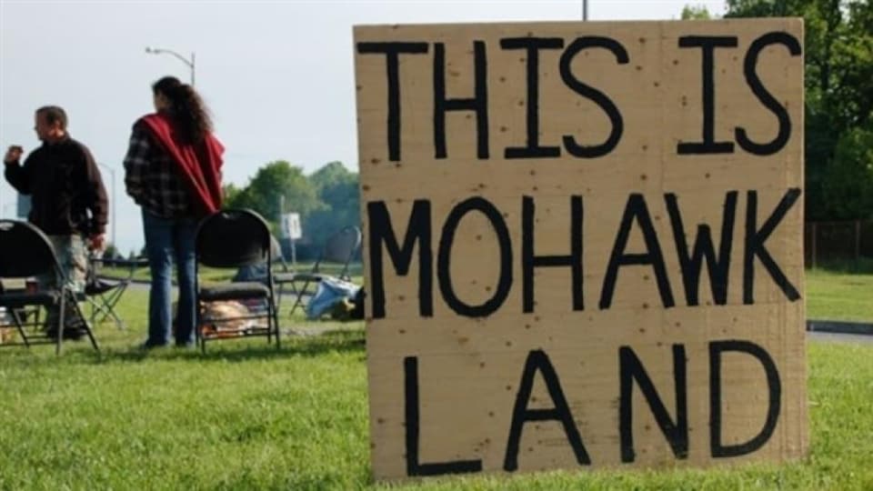 Une pancarte déclarant que ceci est un territoire mohawk