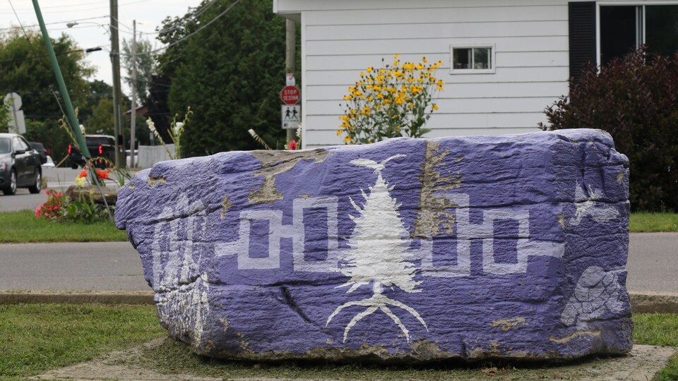 Un bloc de béton peint avec le logo des Six Nations.