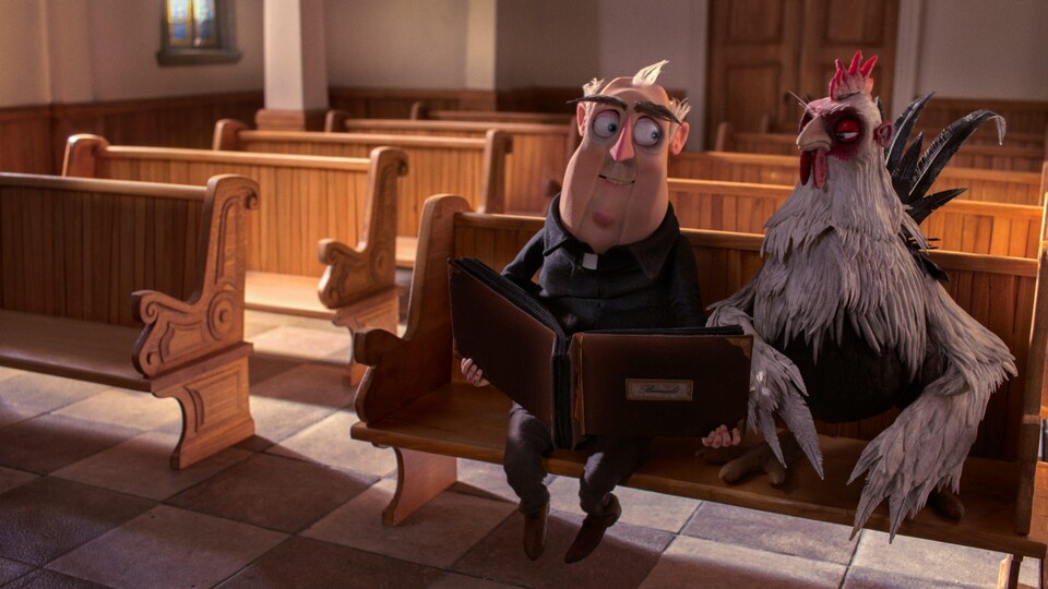 image d'un film d'animation, un homme âgé, lunette et cheveux blancs et assis à côté d'un coq dans une église et ils regardent tous deux un album de photos