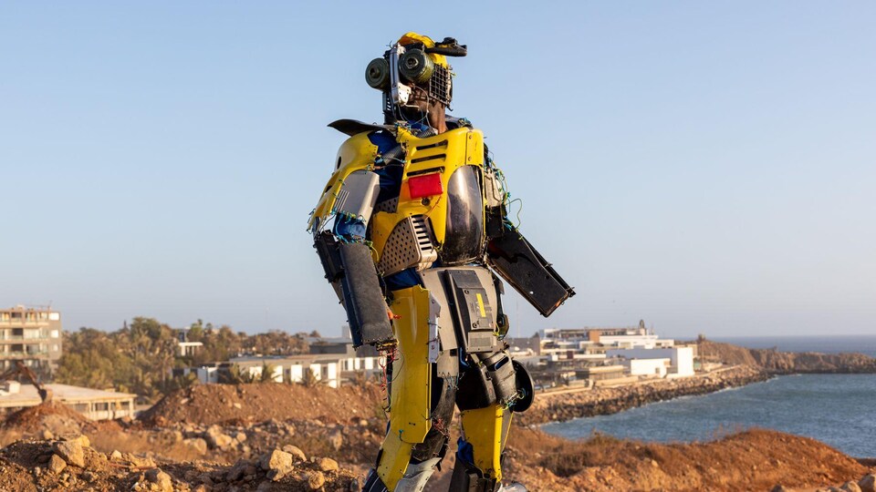 Un robot en métal de grandeur humaine. 