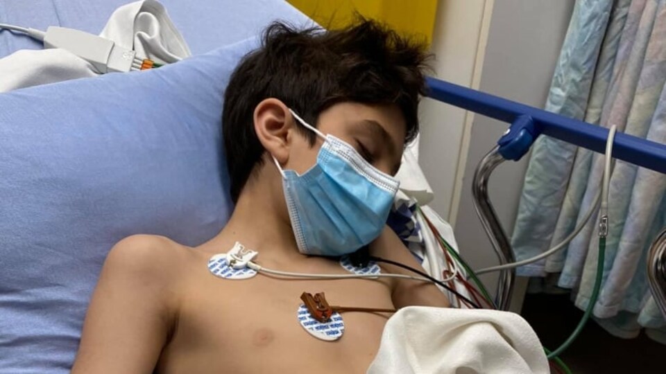 Un enfant dans un lit d'hôpital.
