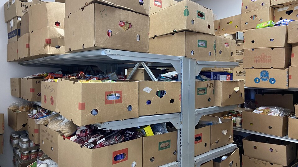 Des étagères remplies de boîtes de nourriture.