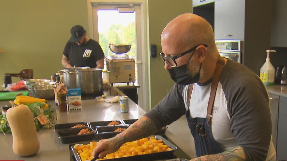 Des personnes cuisinent avec des aliments locaux.