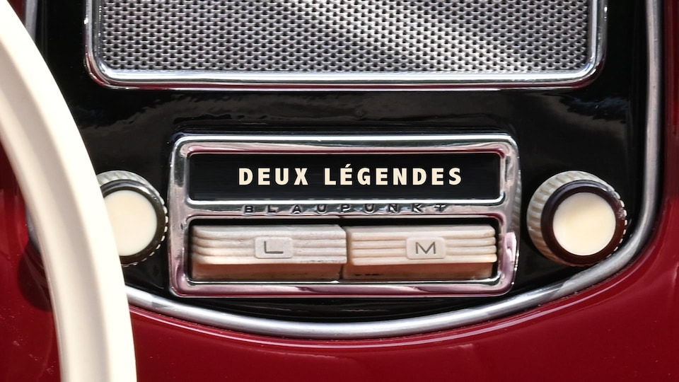 Une radio d'une vieille voiture avec la mention « deux légendes ».