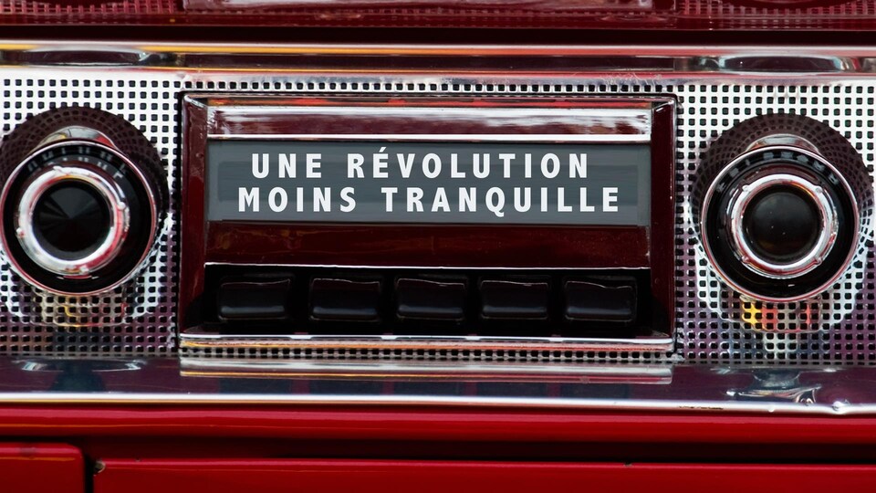 La radio d'une vieille voiture avec la légende « une révolution moins tranquille ».
