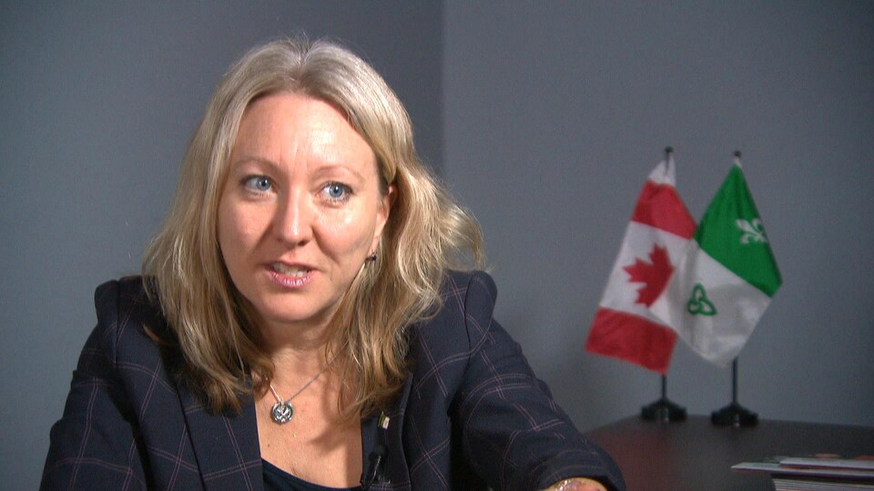 Mona Fortier répond aux questions d'un journaliste.