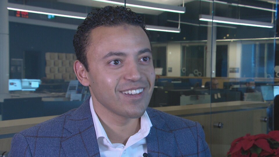 Moncef Lakouas, souriant, dans les studios de Radio-Canada.