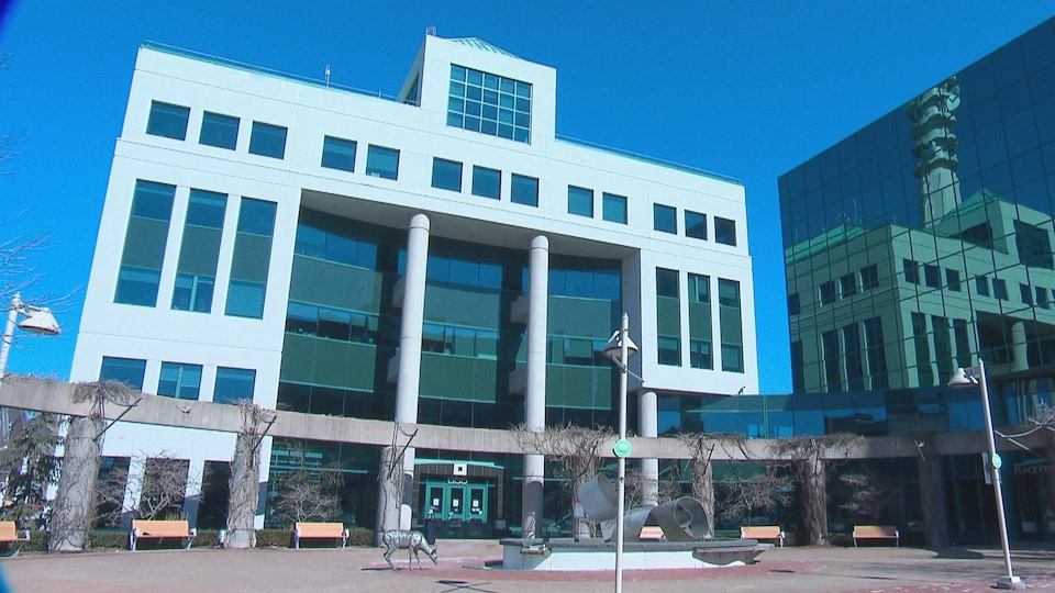 La place de l'hôtel de ville de Moncton est déserte.