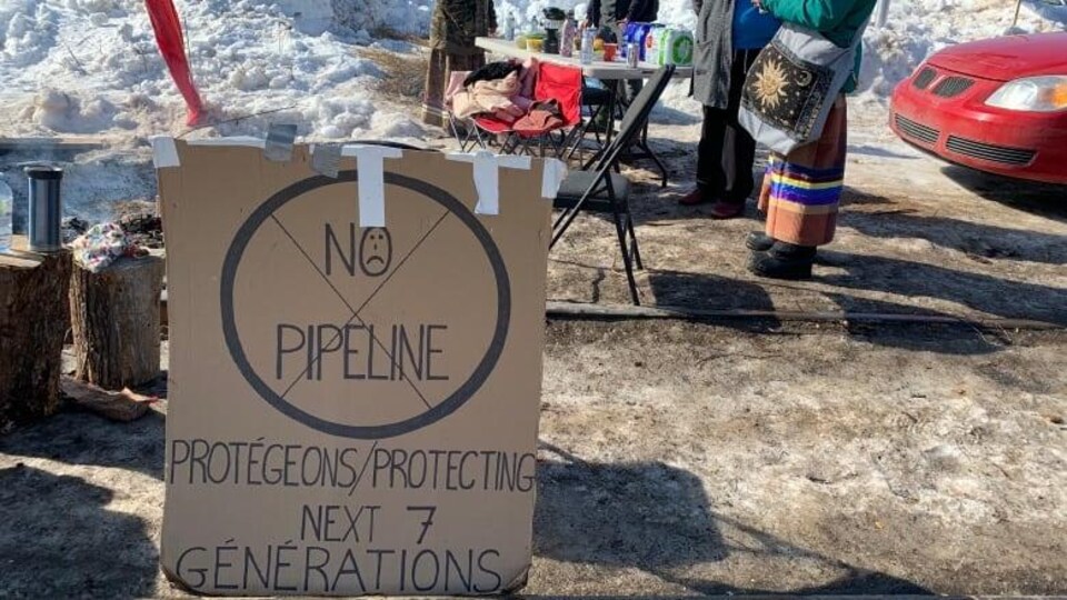 Une pancarte où l'on peut voir "no pipeline" sur le site d'une manifestation de Moncton.