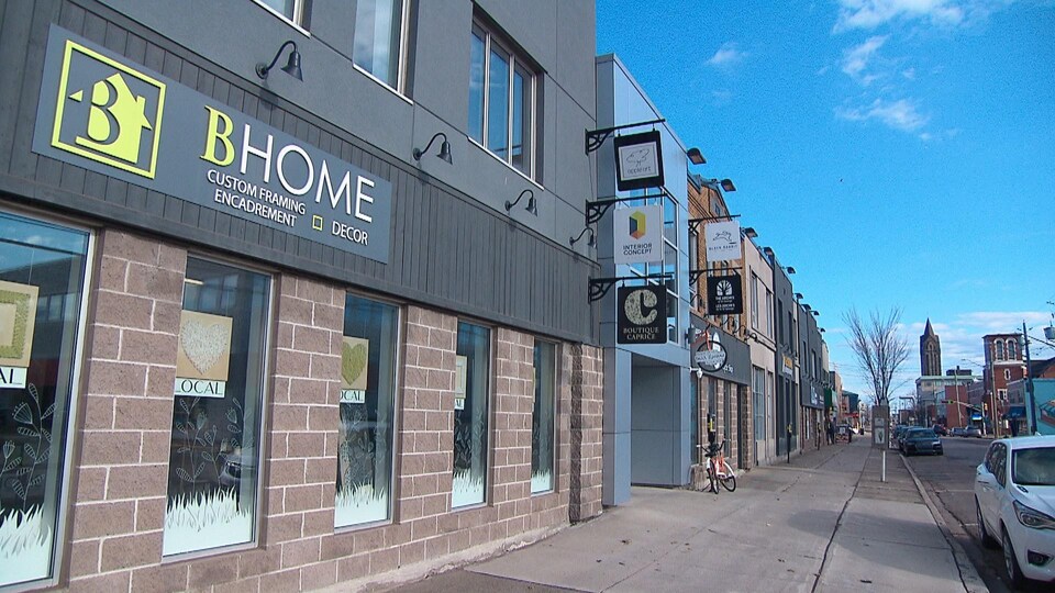 Une rue passante de la ville de Moncton, on y voit entre autre la façade de la boutique B Home.