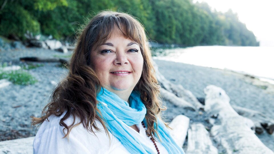 Monique Gray Smith sur une plage.