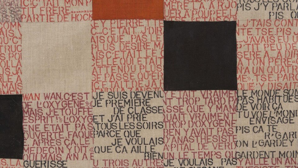 Un tableau de l'artiste Monique Régimbald-Zeiber exposé au Musée du Bas-Saint-Laurent de Rivière-du-Loup. Des mots écrits au stencil.