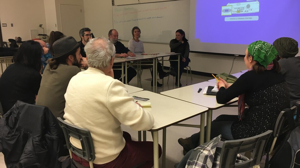 Plusieurs personnes se sont réunies à l'Université du Québec à Rimouski mercredi pour discuter de l'instauration d'une monnaie locale. 
