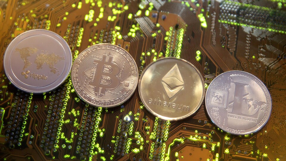 Monnaies virtuelles Ripple, Bitcoin, Etherum et Litecoin sur une carte mère d’un ordinateur
