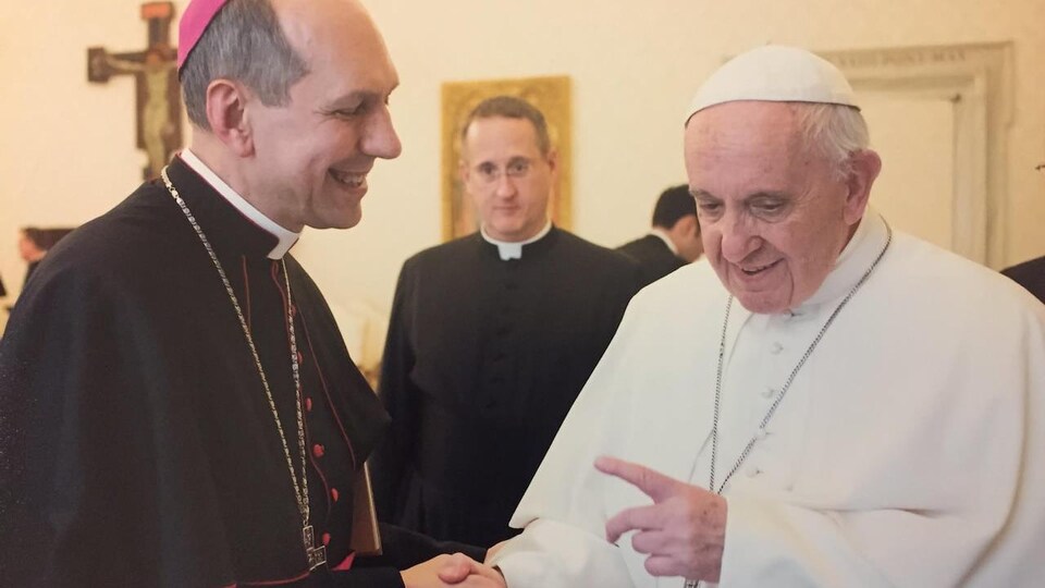 Mgr Donald Bolen en conversation avec le pape.