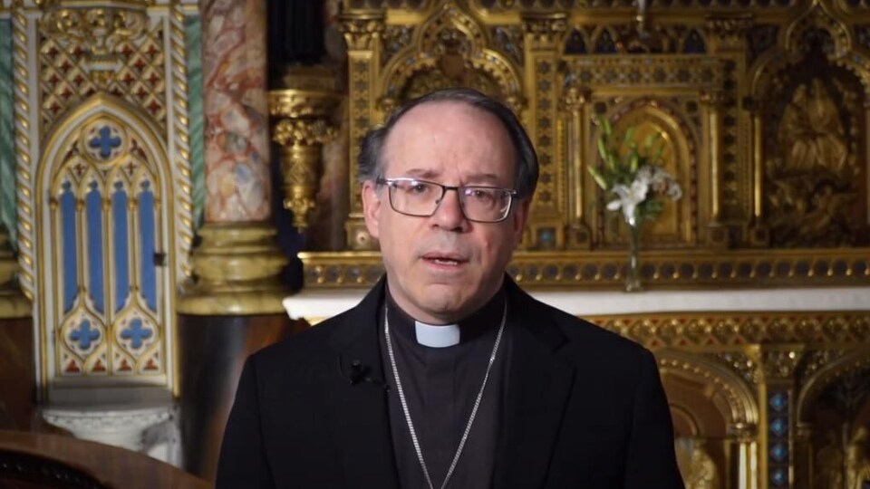 L'archevêque dans une église.