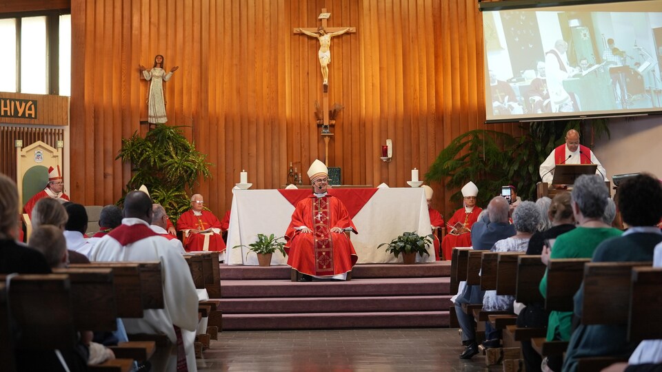 Monseigneur Pierre-Olivier Tremblay assis dans le choeur de la catédrale Notre-Dame de l’Assomption à Hearst.