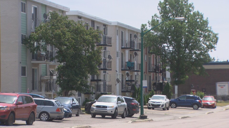 La façade d'immeubles à logements.