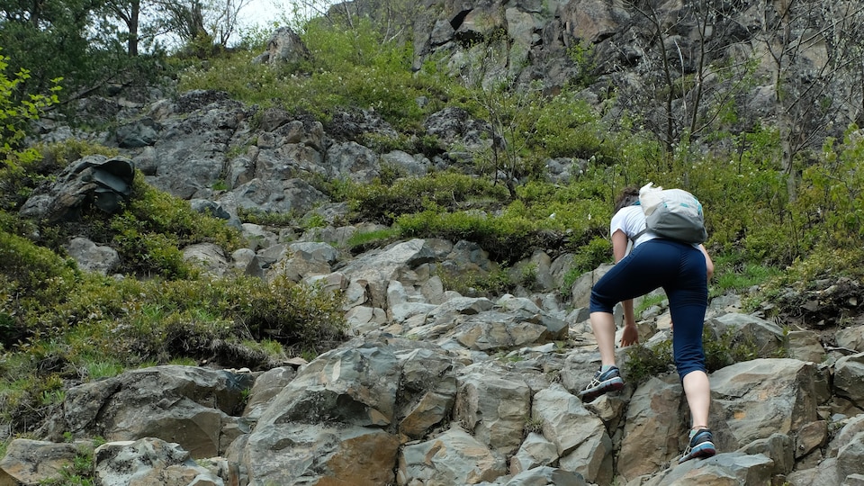 Il faut être adepte d'escalade pour tenter le sentier du Mont Chaudron.