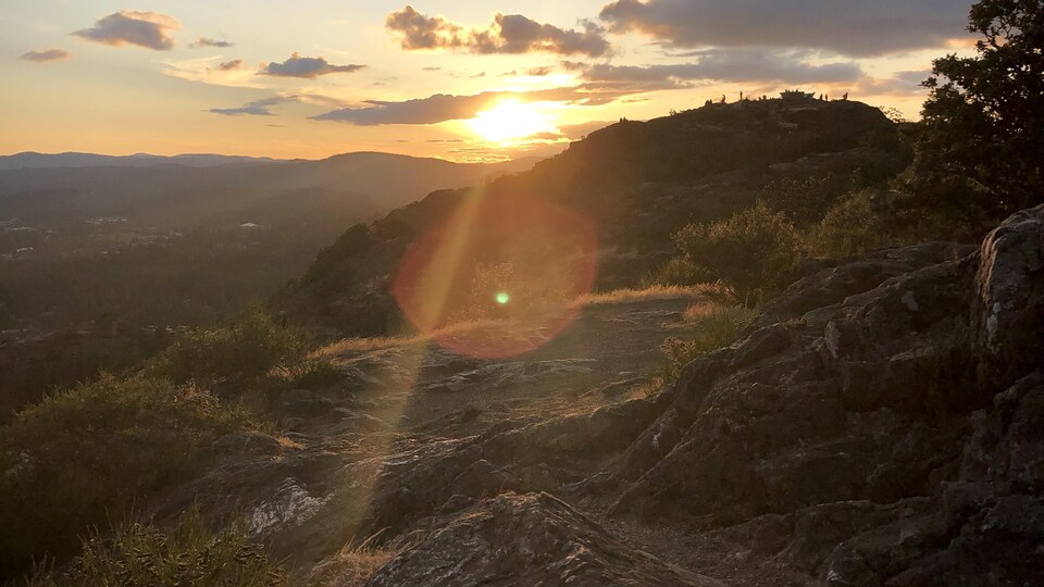 Vue du sommet du mont Douglas au soleil couchant.