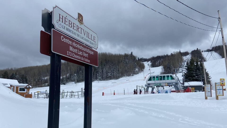 Un centre de ski l'hiver.