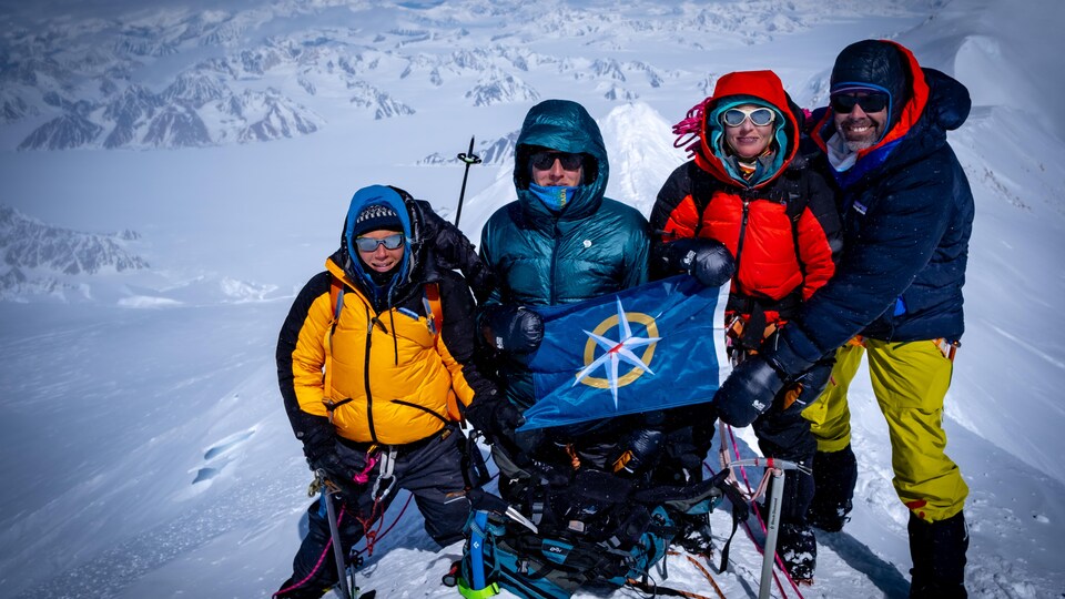 Rebecca Haspel, Toby Harper-Merrett, Alison Criscitiello et Zac Robinson sur le sommet du mont Logan en mai.