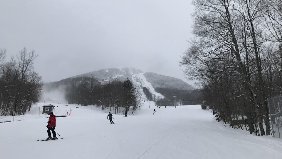Des skieurs dévalent le mont Orford.