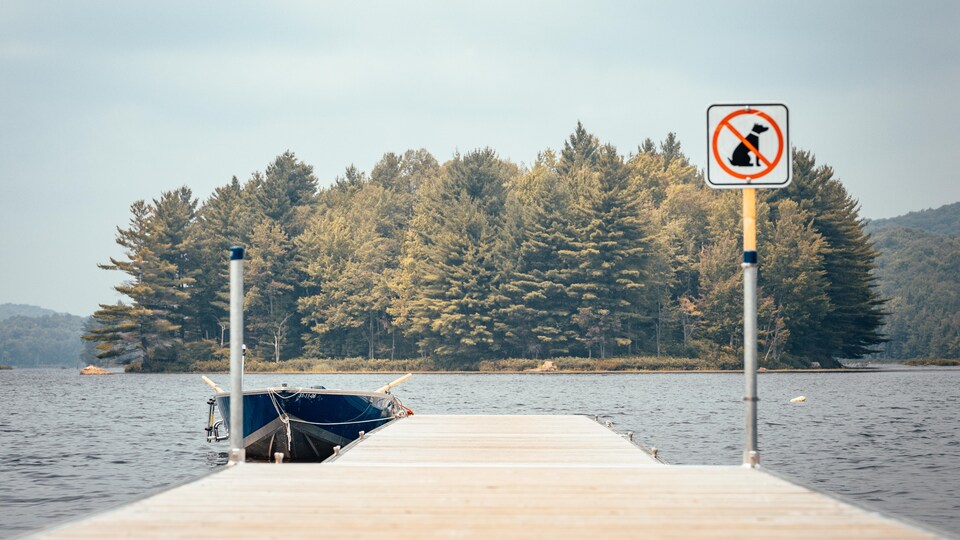 Un quai sur l'étang aux Cerises, à l'entrée du parc national du Mont-Orford.
