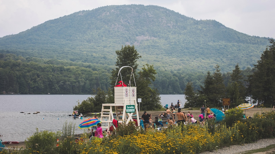La plage du lac Stukely au parc national du Mont-Orford.