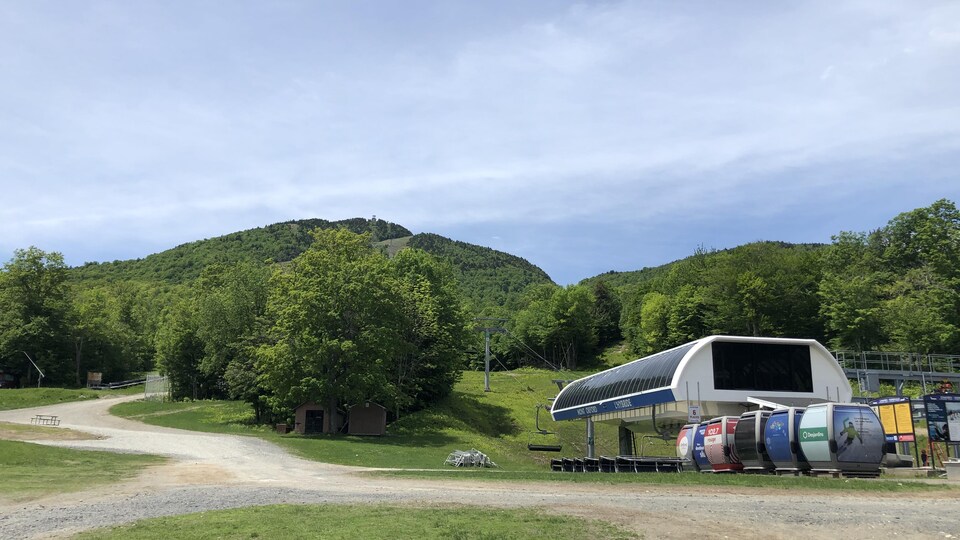 Le mont Orford, en été, avec la remontée mécanique au pied des pentes