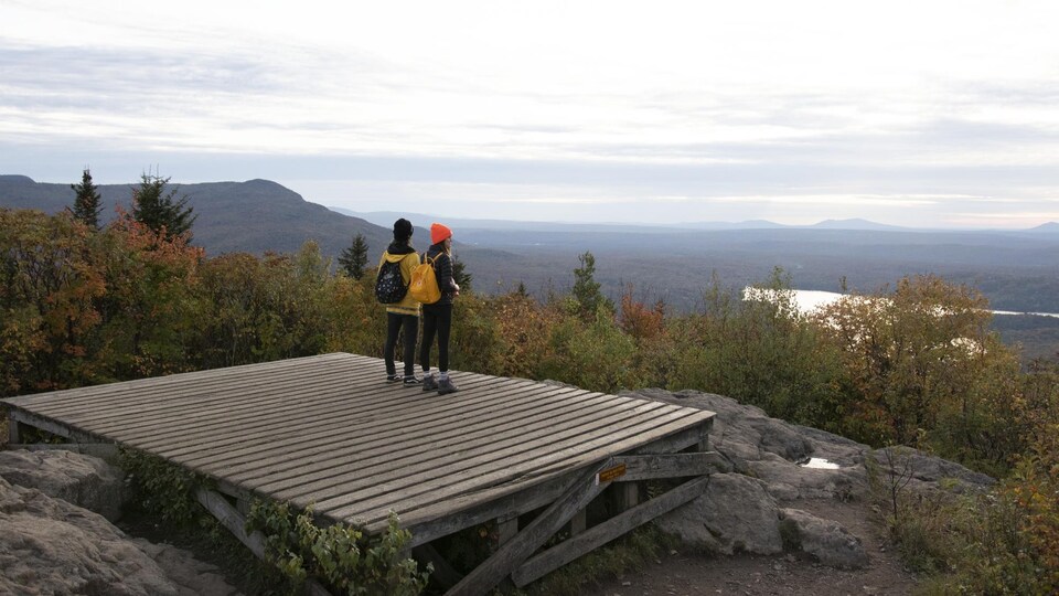 Deux randonneuses observent le paysage.